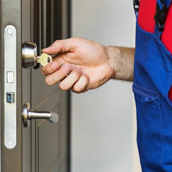 la cerrajería residencial ofrece servicios de instalación, reparación y cambio de cerraduras, entre otros